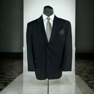 Classic Black Suit with Structured Shoulders and Notched Lapels 100% Wool.
VEN22
